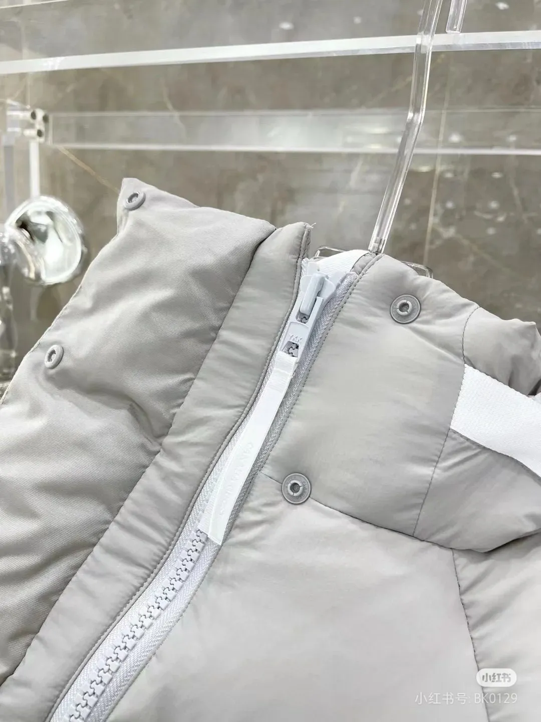 P760 Capsule Series #Exclusive First Release #𝘾𝘼𝙉𝘼𝘿𝘼 𝙂𝙊𝙊𝙎𝙀𝙅𝙪𝙣𝙘𝙩𝙞𝙤𝙣 Top Original Core Private Chat CANADA GOOSE White Label STELS Series Junction Pastel Parker Top Original Product color: Beichen white, melting water blue, stone gray, soft light pink, moonlight lime Size: XS, S, M, L, XL Junction Parker pastel light weight, warm. The Junction Parker is made from soft EnduraLuxe fabric with CORDURA for added durability in high-wear areas, making it lightweight and durable. Features a removable hood for easy transition into warmer weather. Featuring white trim, this parka complements the muted fabric colors and brings a breath of fresh air into the colder months.  Materials List: Details Product Features Removable premium insulated hood is two-way adjustable and padded with down for greater softness around the head and neck Length: Hip-length and warm.  Fabric: Wear-resistant knitting technology: CORDURA fabric is used to reinforce wear-prone areas to improve durability. The inner strap can be worn on the shoulders to free up your hands. The down placket is designed with an invisible snap button closure above the two-way zipper to prevent wind and warmth. Unzips from the bottom to increase range of motion or improve breathability Ribbed knit cuffs add comfort and lock in heat Internal drawstring at hem to block cold wind 3 exterior pockets: Fleece-lined handwarmer pockets with two-way zipper closure for easy access to items. Security pocket with zipper closure under the fly · 2 internal pockets: drop-in pocket Note: As we all know, the original version is made of 80% white duck down, and the fill power refers to the cubic inches of volume occupied by each ounce (30 grams) of down under certain conditions. If one ounce of down occupies 500 cubic inches, the fill power of the down is 500. So we can simply understand it as: fill power is the volume of down, and the volume of down is fill power. The higher the fill power of down, it means that under the same filling amount, down can fix a larger volume of air layer to keep warm and insulate, so the warmth retention of down is better.  Summary: Note: Some merchants add waste silk, 50 velvet, hand-feel velvet, etc. to the filling in order to maximize profits during the production process! It is said to be 90% white duck down, purchasing agent level, or even more exaggeratedly said to be 90% white goose down, to fool the layman! (You can consult the official website. All styles are made of white duck down.) At the same time, I will teach you a more practical trick: buy one from Tmall, and buy another from a merchant you trust at the same time, and come back to compare the details. (Tmall provides 7-day no-reason return and exchange, and MT does not affect secondary sales and provides 15-day no-reason return and exchange.) ⚠️ Remember the principle of getting what you pay for! Don't be greedy for small gains, or you will suffer big losses! Every customer is welcome to ask questions and we will continue to improve product quality and service!